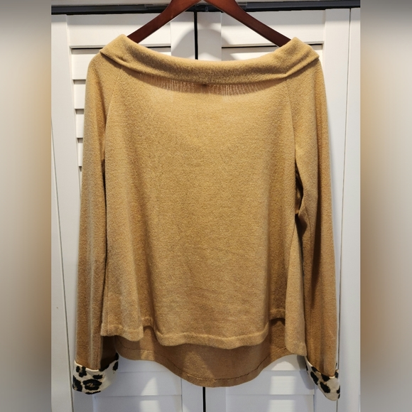 Cute off the shoulder sweater - Picture 2 of 4